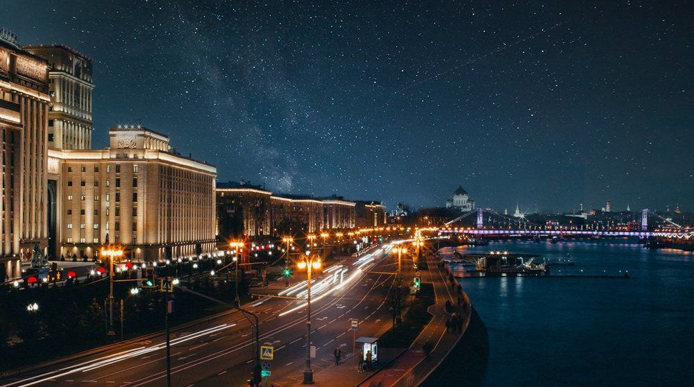 Ночная Москва с падающей звездой 2017