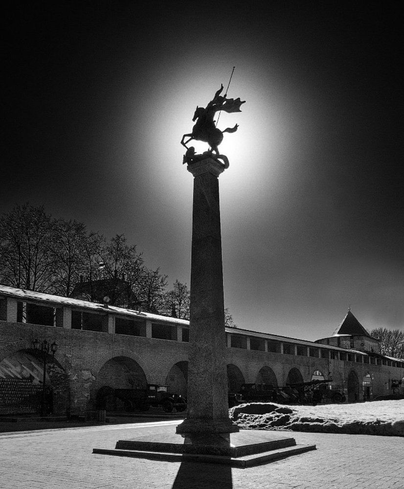 Стелла с Георгием Победоносцем в Нижегородском кремле