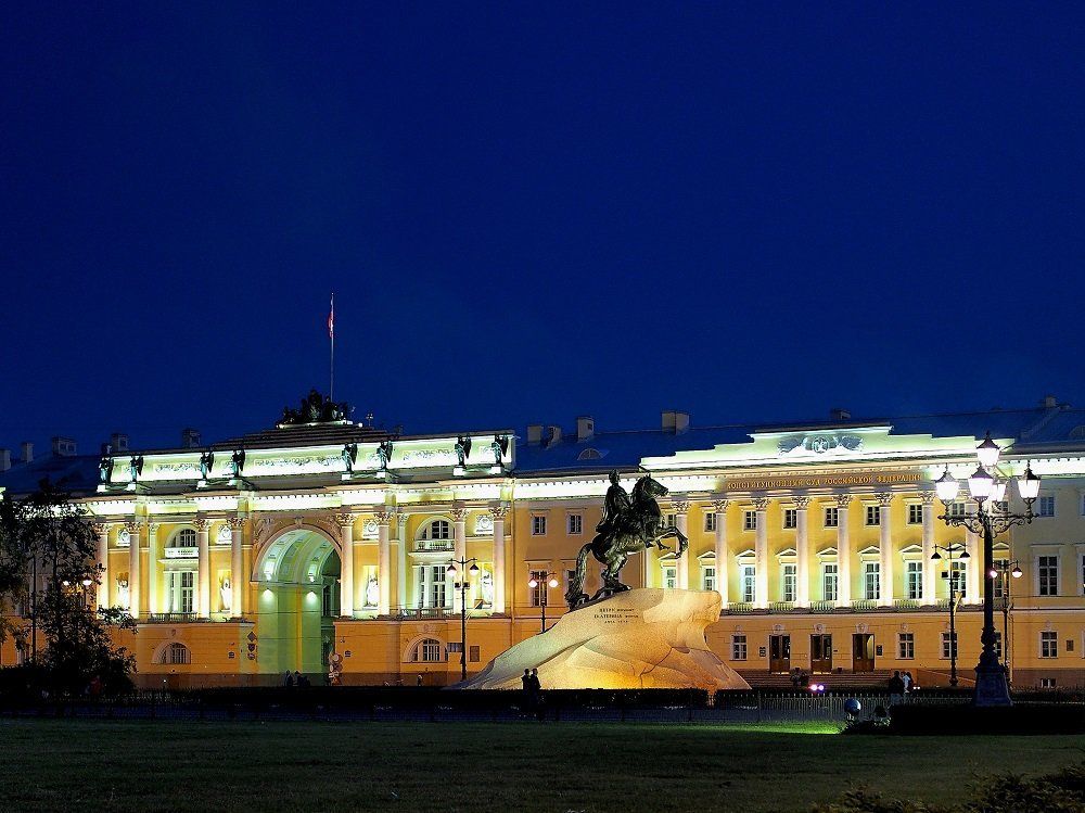 У медного всадника.