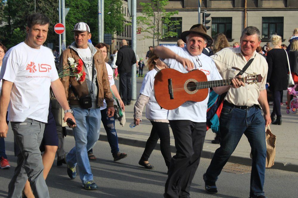 C песней под гитару!