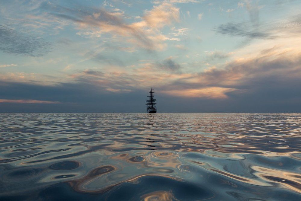 Парусник выходит в море.