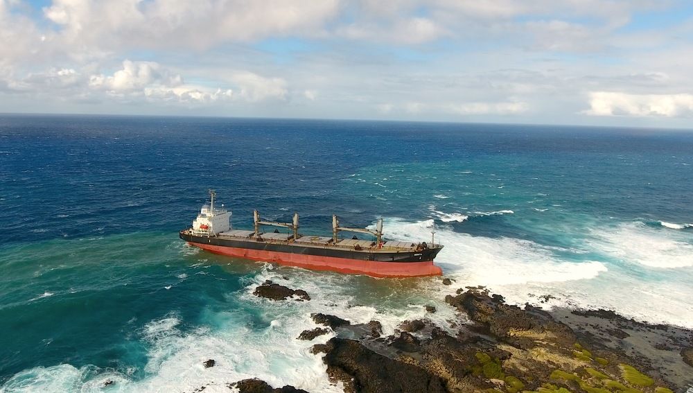 Севший на мель сухогруз