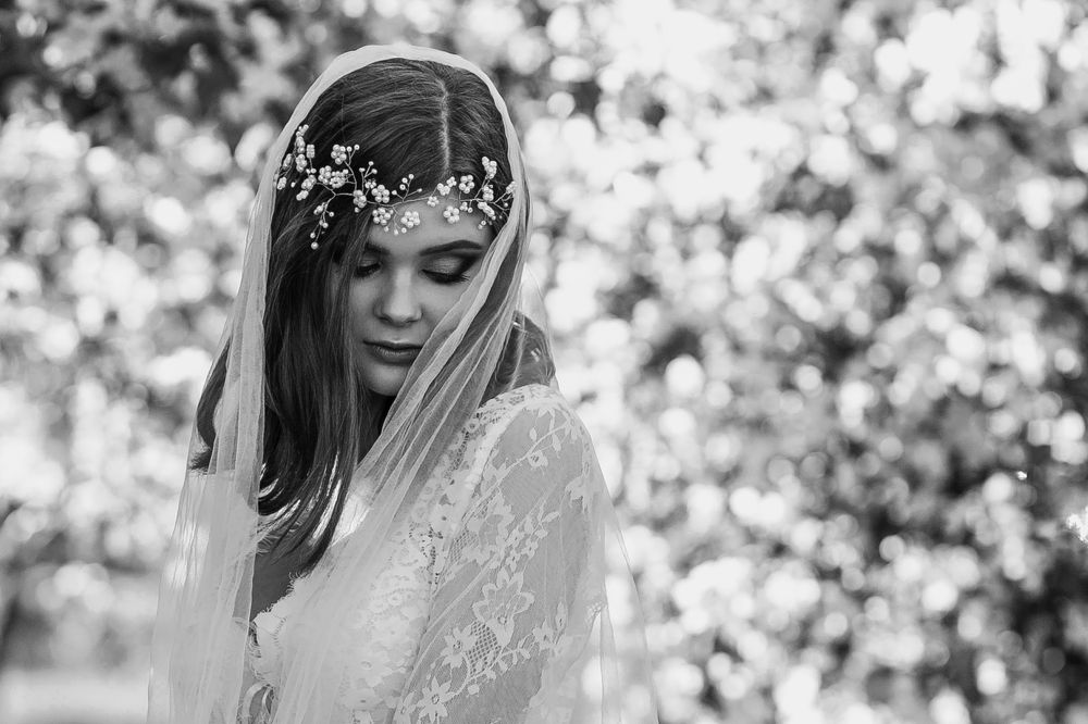 Девушка в саду