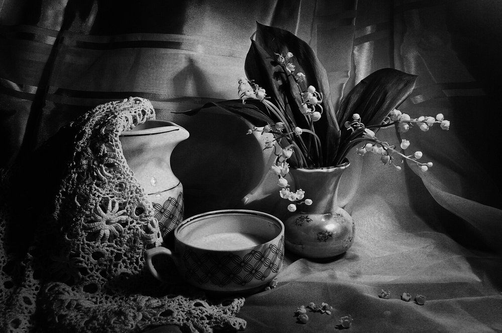 С ландышами (чб)