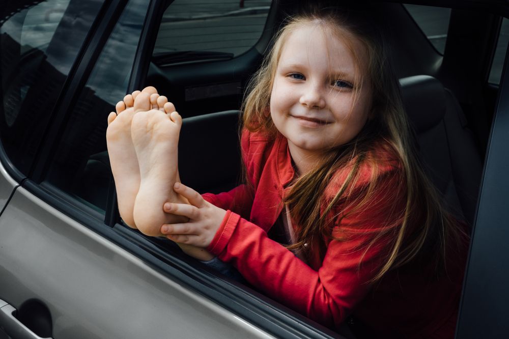 Ева в машине с братиком