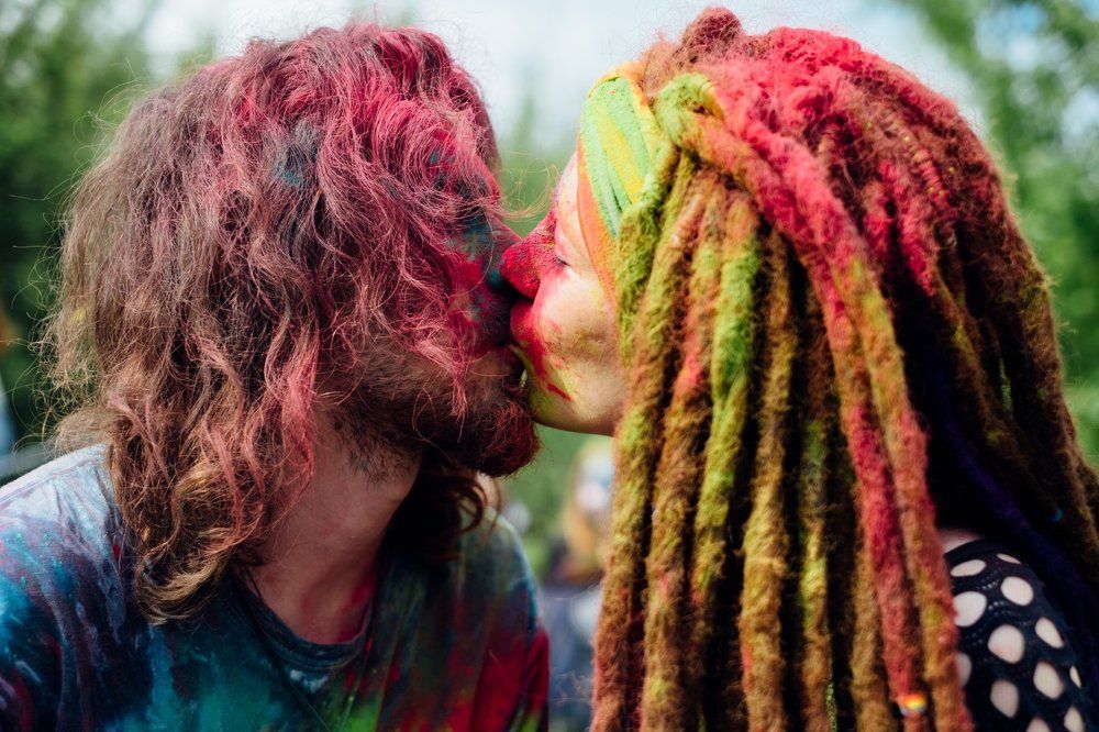 Влюбленные на Холи фестивале