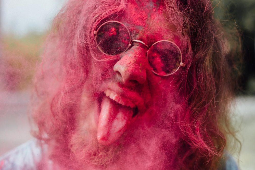 Парень на холи фестивале