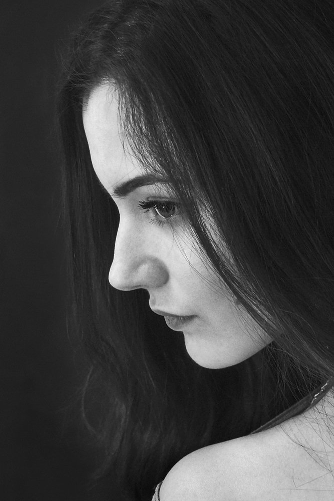 Профиль молодой девушки