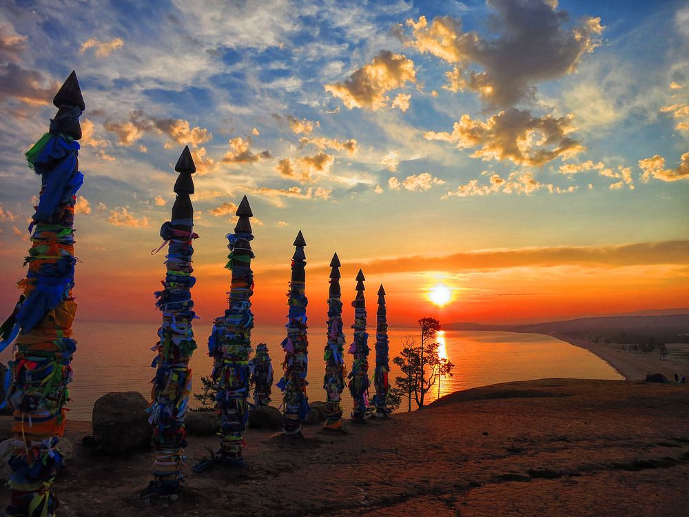 Рассвет на мысе Бурхан. Остров Ольхон. Озеро Байкал.