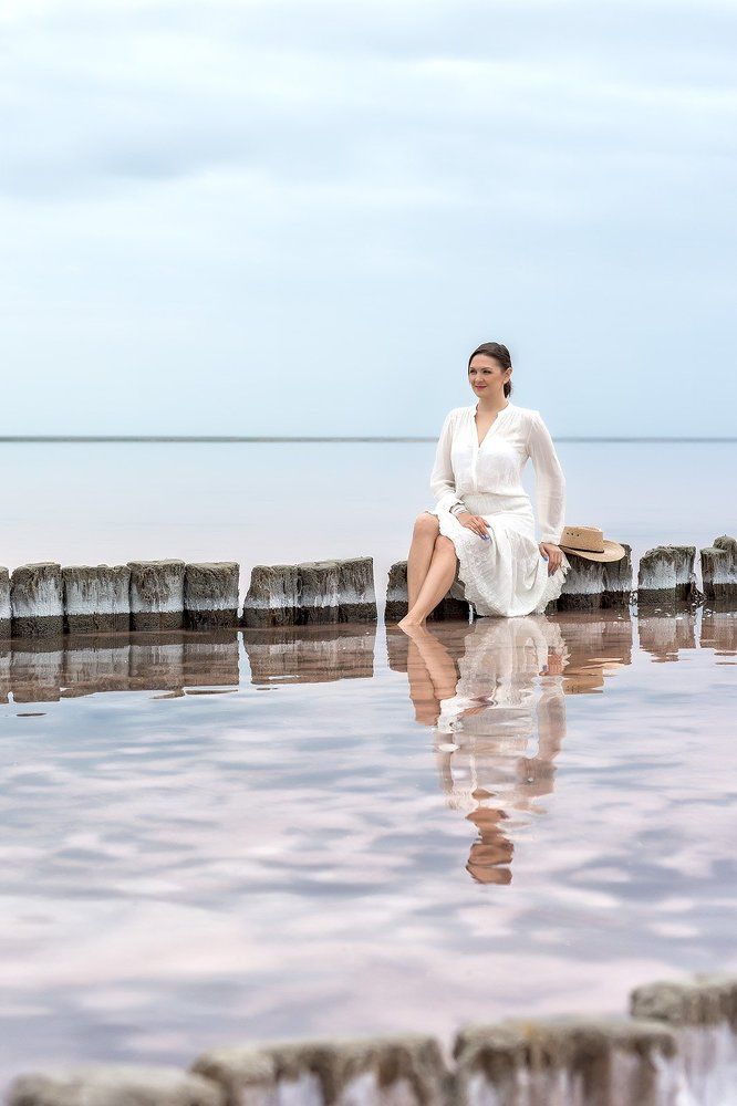 На брёвнышках.