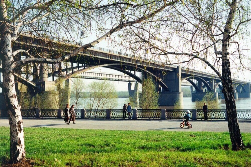 У моста...