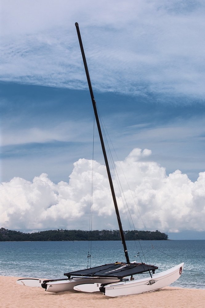 Одинокий катамаран