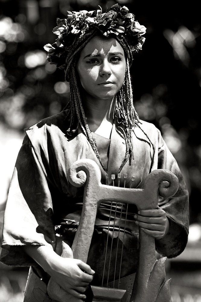 Эрато, на улице города