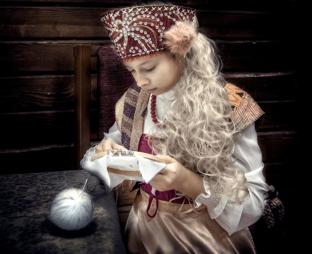 В горнице моей светло