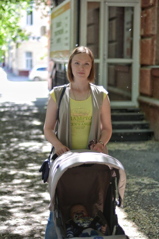 девушка на прогулке