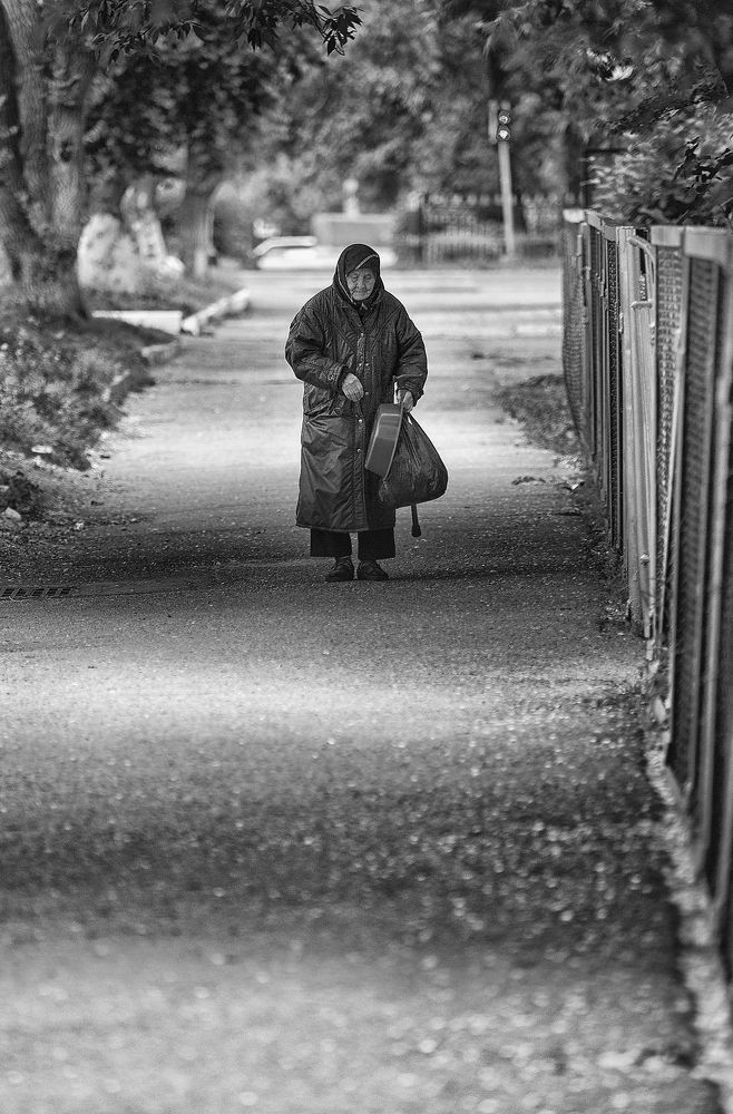 А годы...тихо уплывают, соткав для нас вуаль морщин...