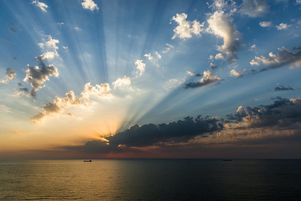 Утомленное солнце нежно с морем прощалось...