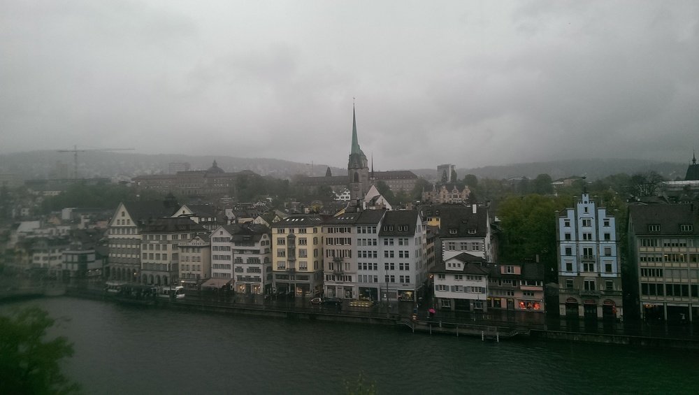 Нахохлившийся Цюрих. Дождь.
