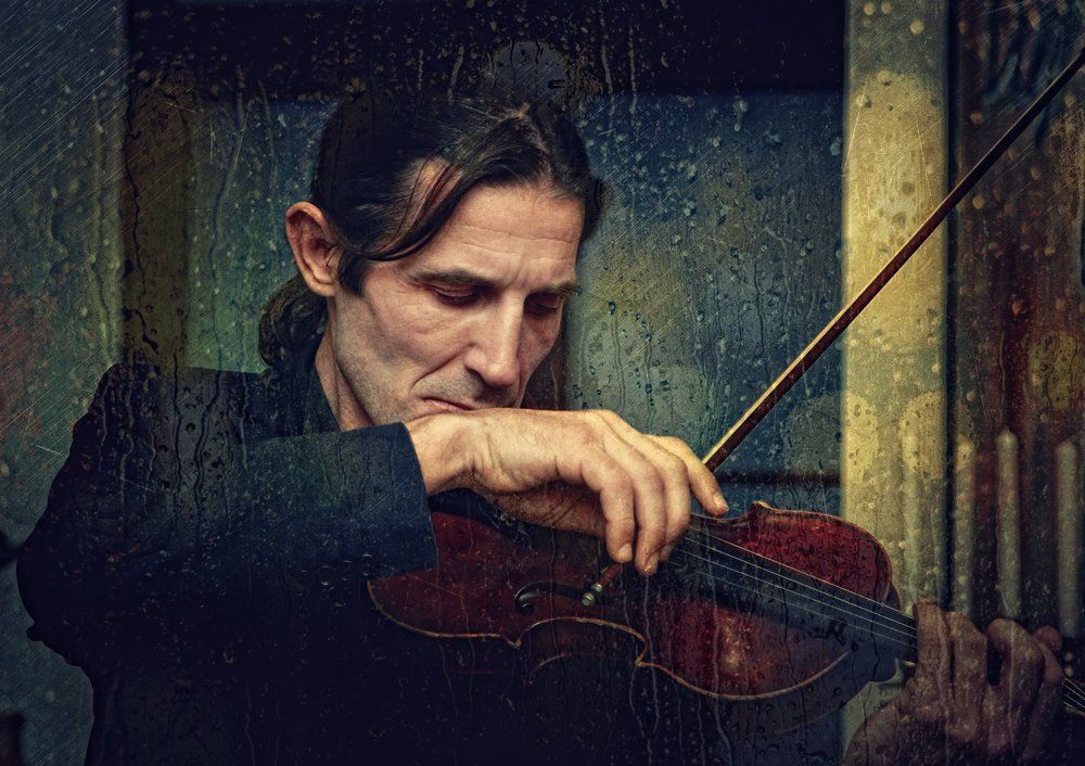 Одинокий скрипач.....