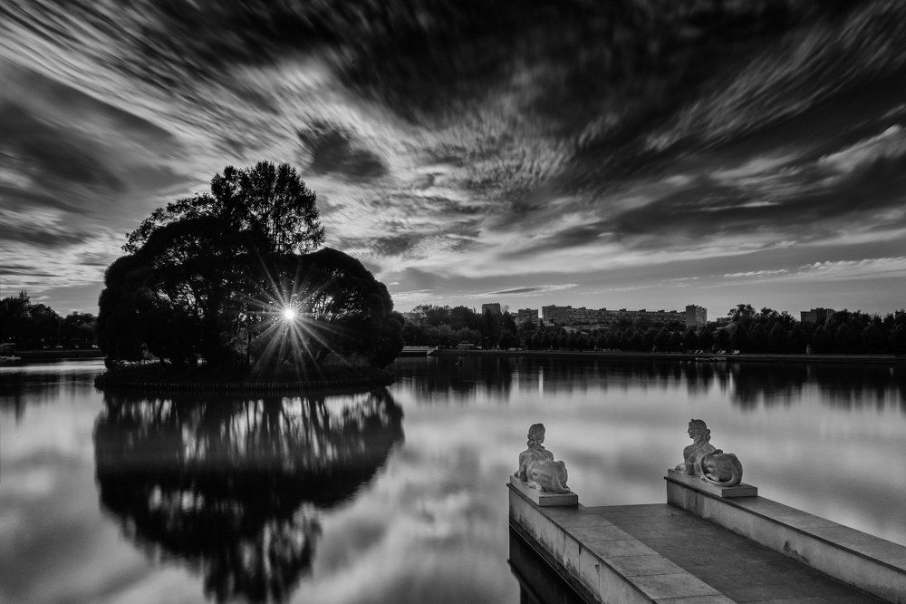 Два стража притаились у кромки воды.
