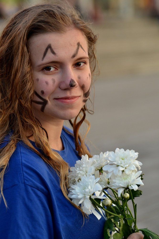 Девушка с хризантемами
