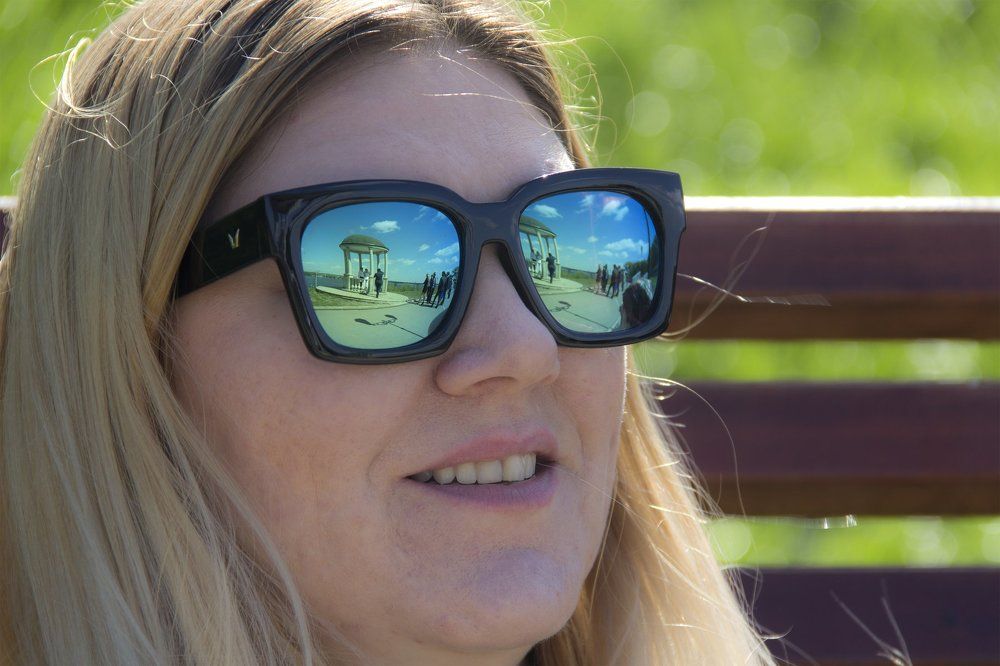 Смотрящая на нас.