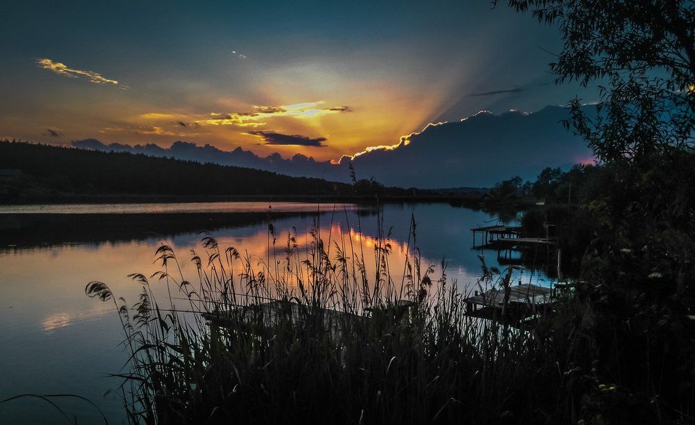 Закат на озере