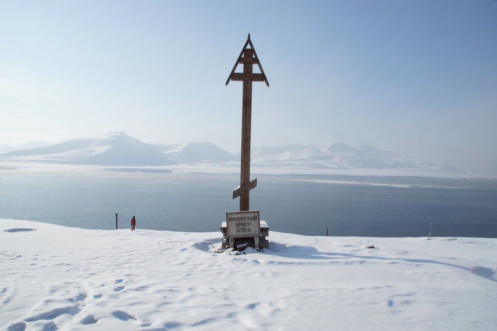 Шпицберген. Памятный крест.