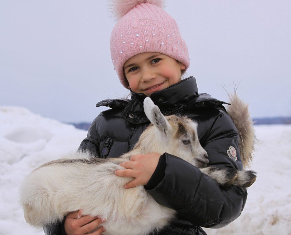Девочка с козленком.