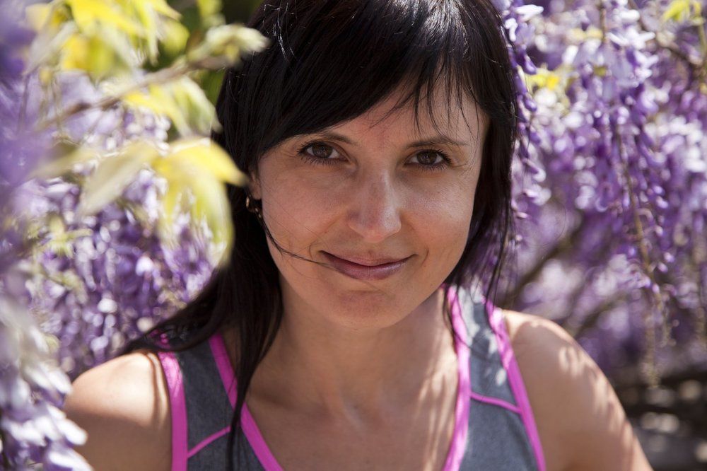 девушка в  цветущей глицинии