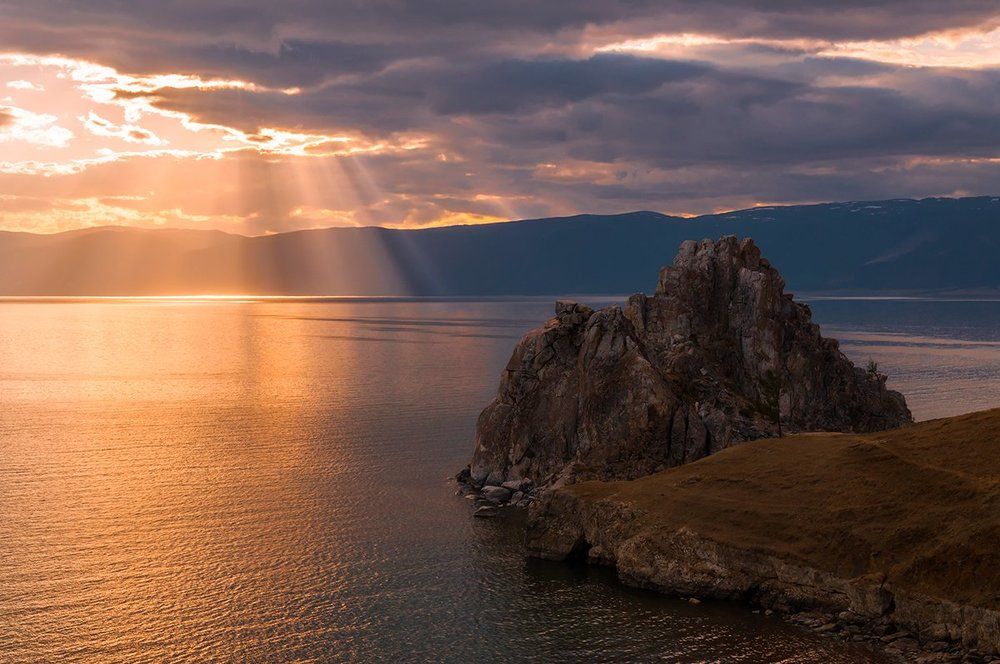 ...и свет тонул.