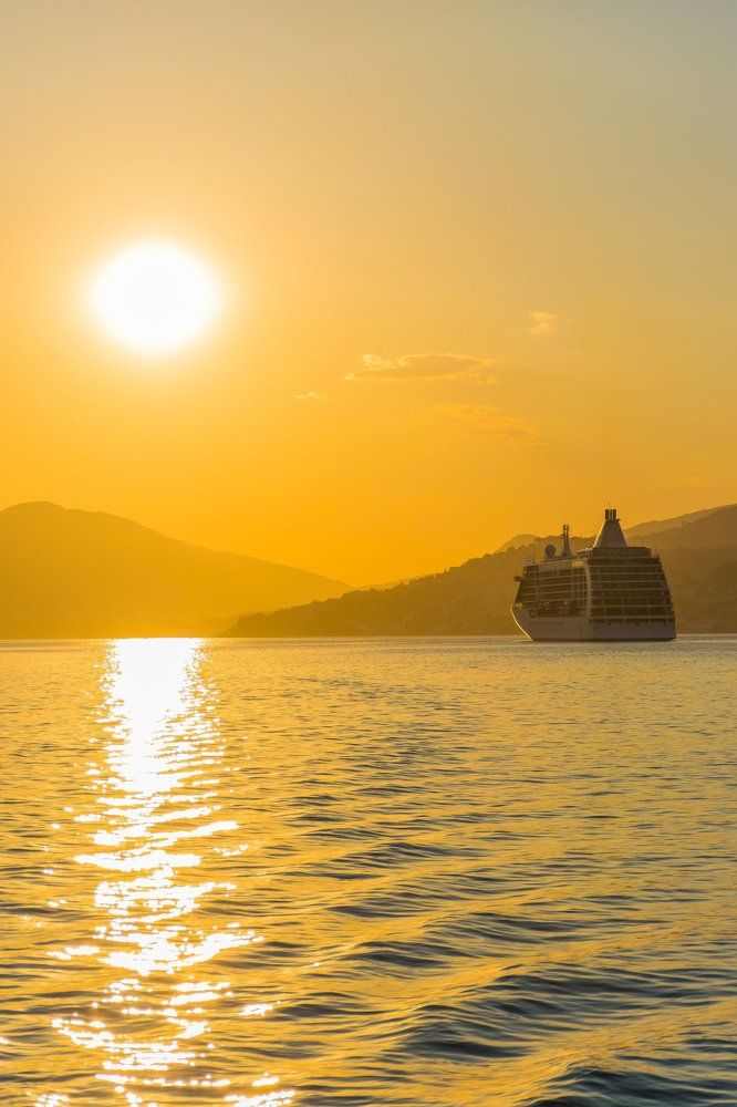 Уплывая в закат.