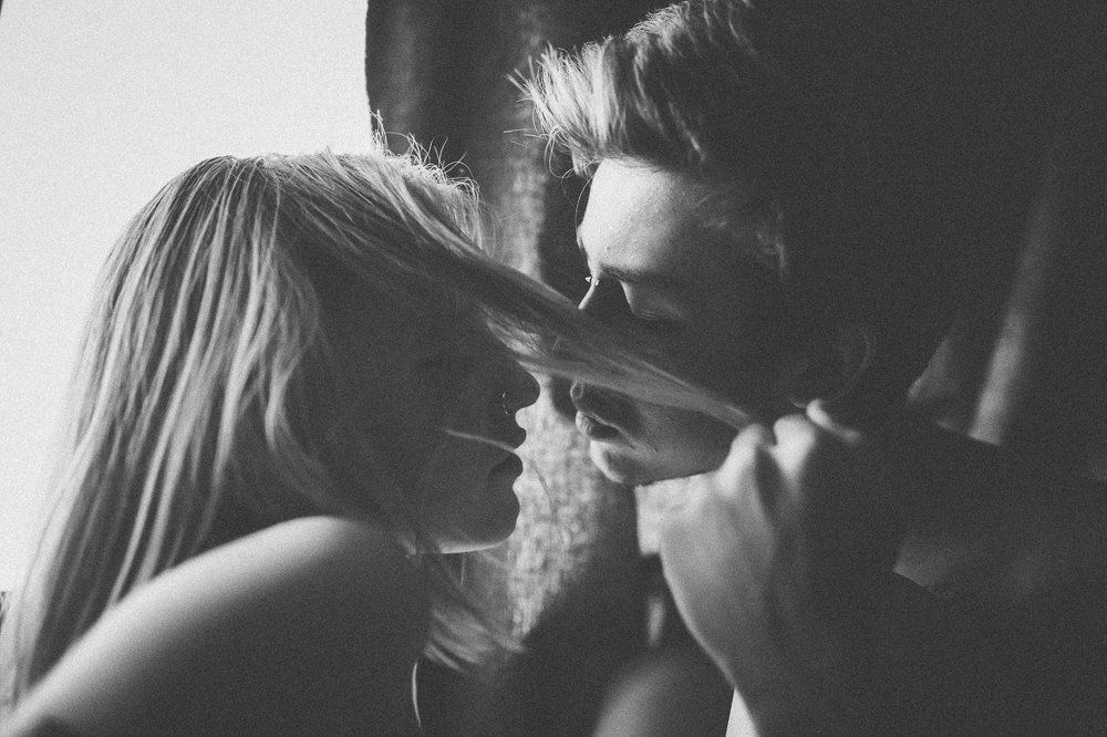 между нами ток