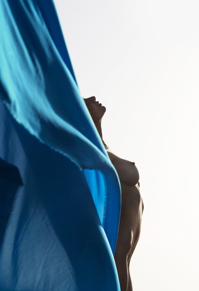 линии тела и ткани на ветру