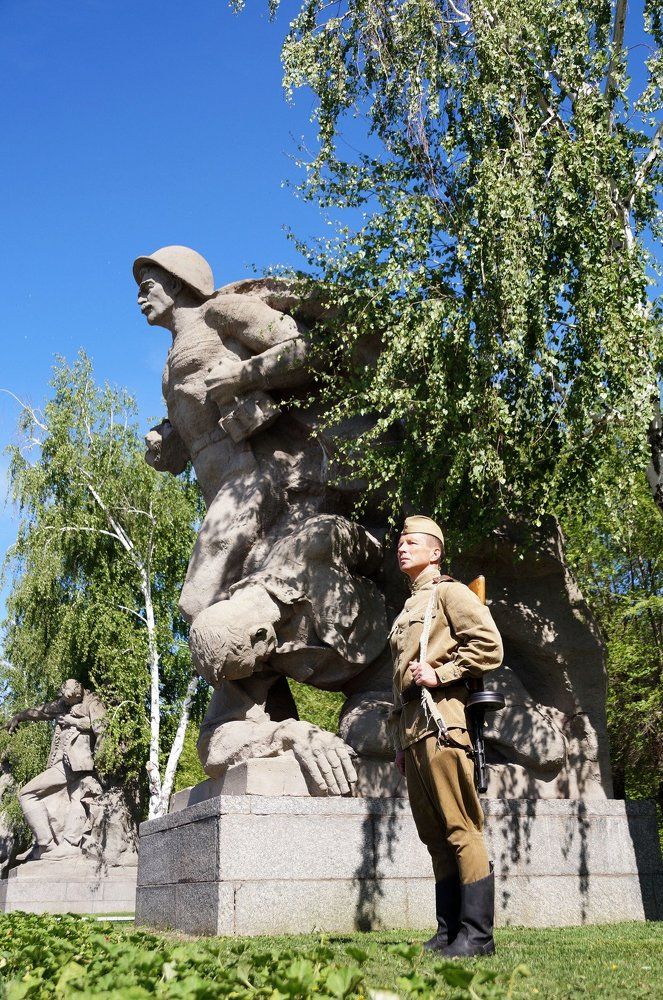 Красноармеец у скульптуры "Матрос со связками гранат" на Мамаевом кургане