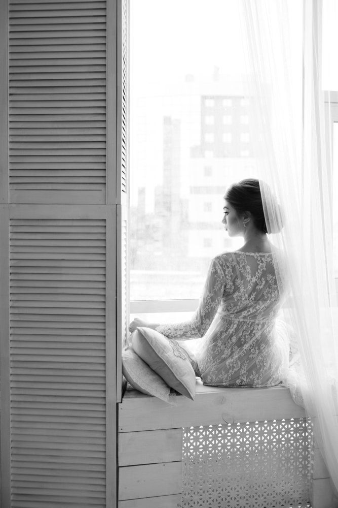 Девушка на окне