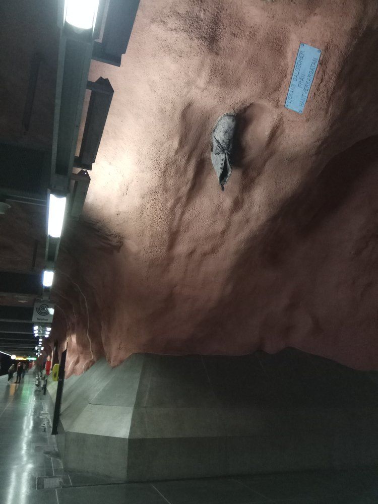 Ботинок на потолке (mobile photo)