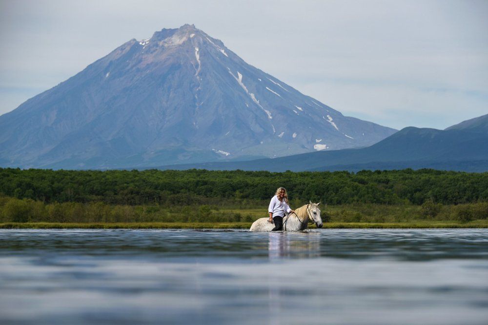 Купание белого коня