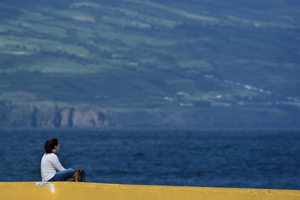 На синем фоне...