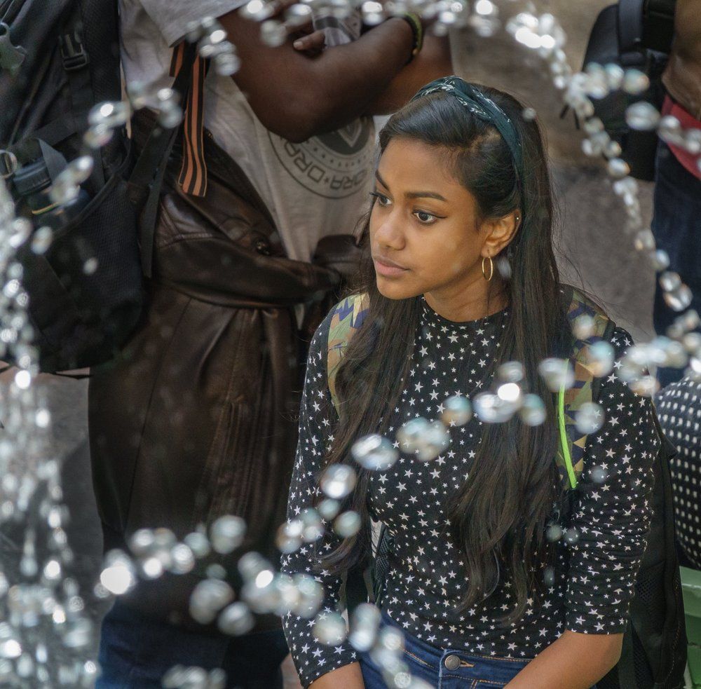 Девушка у фонтана