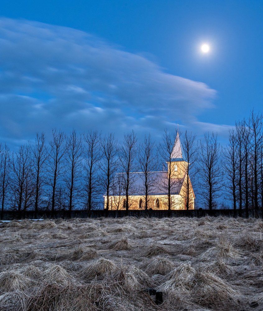 Одинокая церковь лунной ночью