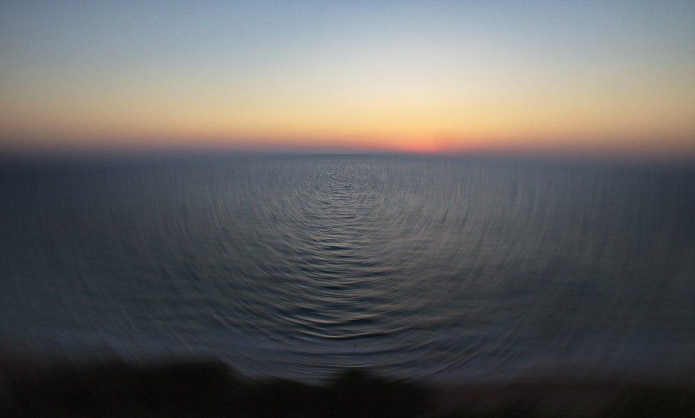 В море солнце утонуло.