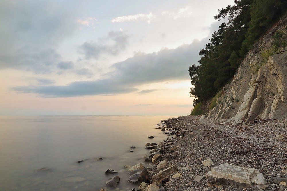 На берегу моря.