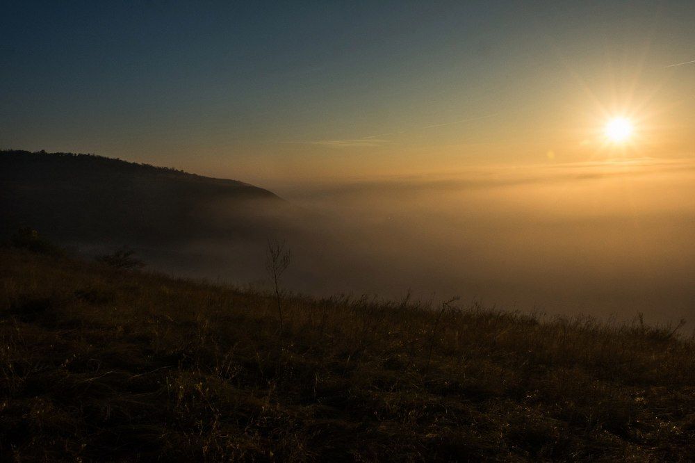 Рассвет над туманом.