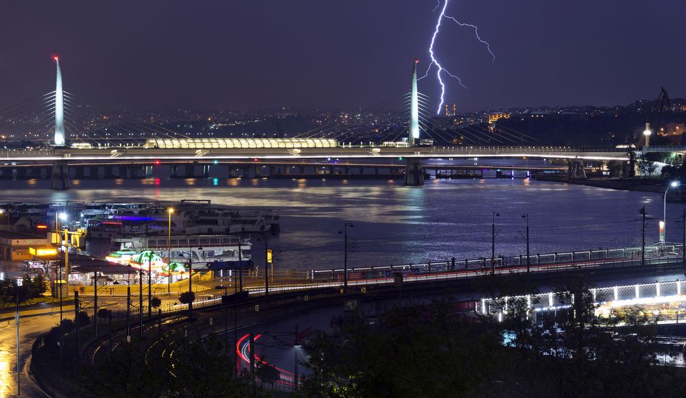 Золотой рог. Гроза.