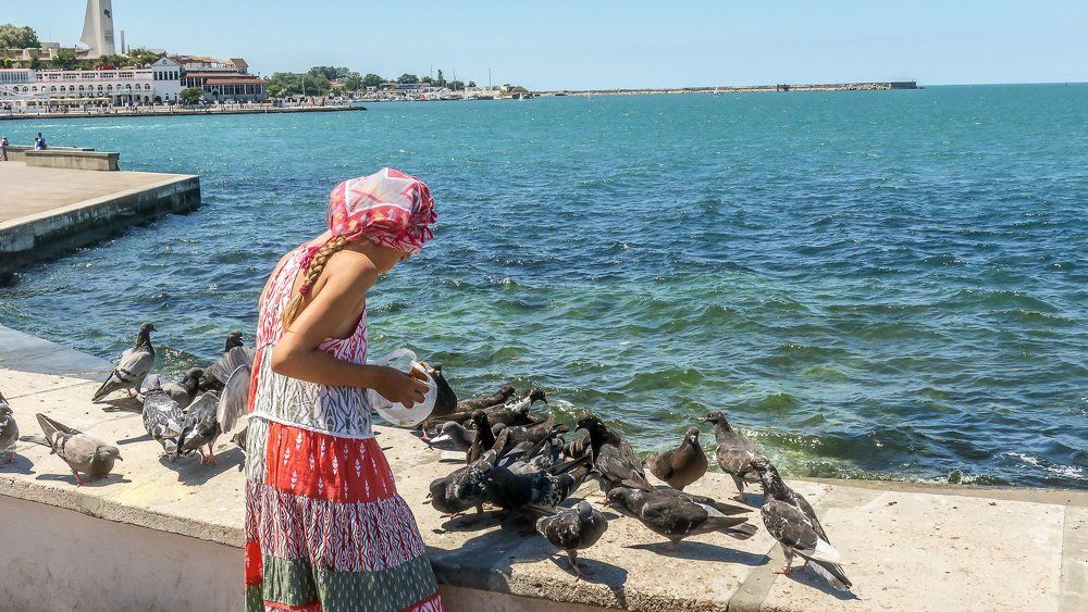 Девочка, море и голуби