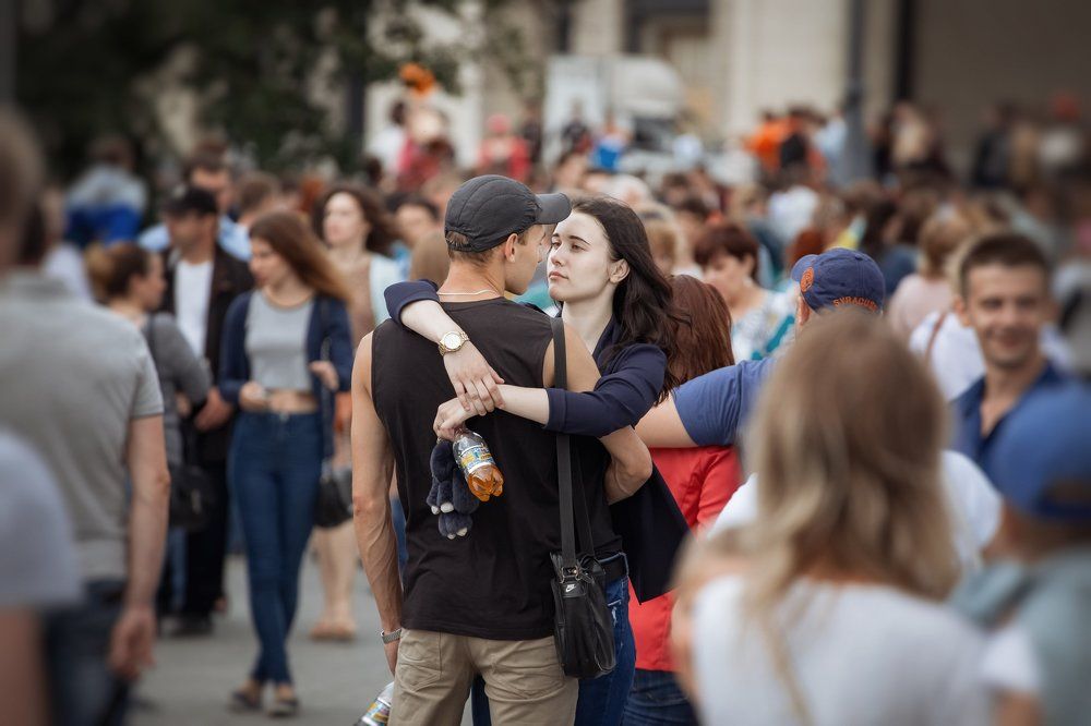 Среди толпы, наедине с тобой...