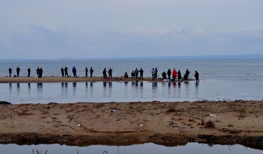 Рыбаки на косе Тузла