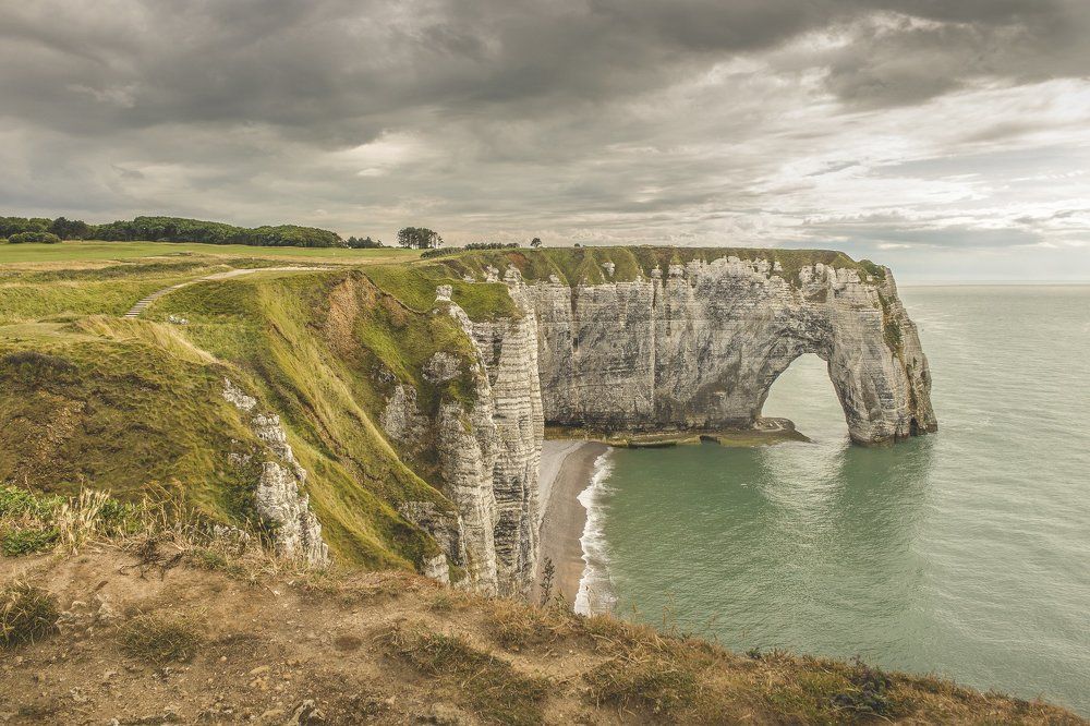 И снова хмурится.