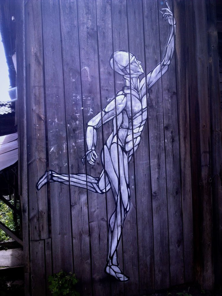 Стены заброшенного дома.